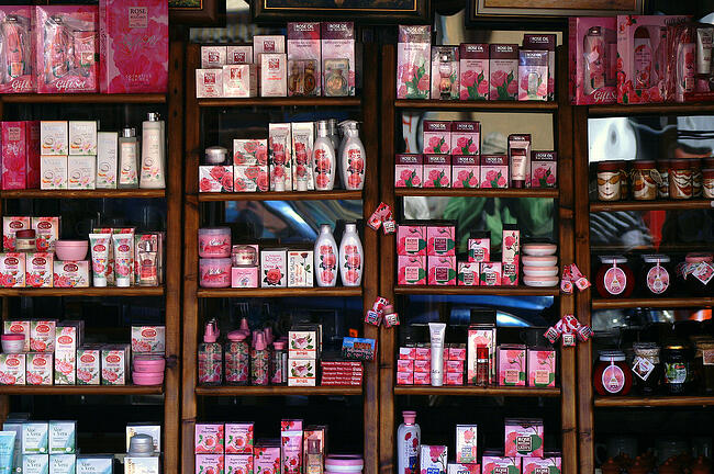 Can Trendy Health and Beauty Sites Avoid The Social Shopping Trend?